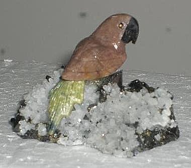 Papagei auf Stein, Höhe ca. 4 cm, (Hämatit & Quarz), Button Angebote, Code AC 24